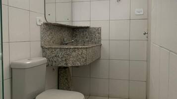 Chuveiro, toalhas de banho, sabonete