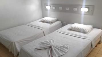 Quarto casal ou duplo | Cortinas blackout, ferros/tábuas de passar roupa, Wi-Fi de cortesia