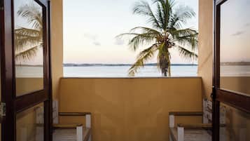 Roupas de cama premium, frigobar, cofres nos quartos, cortinas blackout