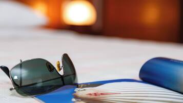 Ylelliset vuodevaatteet, minibaari, tallelokero huoneessa