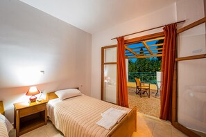 3 عدّة غرف نوم وخزنة داخل الغرفة ومكواة/لوح كي وواي فاي