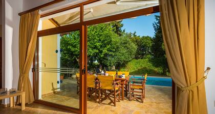 Villa for 6 p. with private pool 400 m from the sea