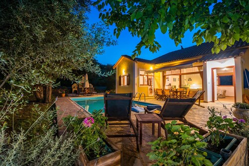 Spacious Villa for 6 with Private Pool & Large Garden, 400m from the beach