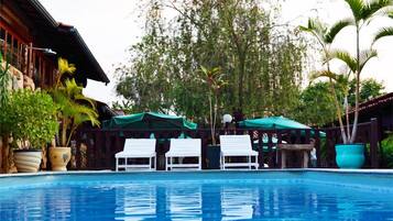 Piscina externa, guarda-sóis, espreguiçadeiras