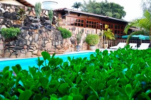 Outdoor pool, pool umbrellas, pool loungers - Pousada Vila Velha (Pirenópolis)
