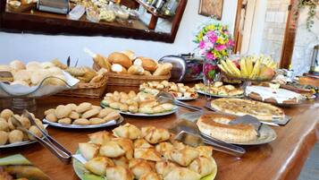 Café da manhã com buffet grátis todos os dias