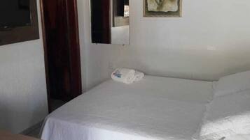 Quarto casal | Cortinas blackout, ferros/tábuas de passar roupa, Wi-Fi de cortesia