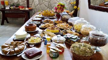 Café da manhã com buffet grátis todos os dias