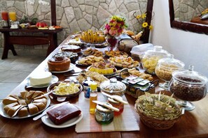 Free daily buffet breakfast - Pousada Vila Velha (Pirenópolis)