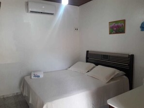 Quarto casal | Cortinas blackout, ferros/tábuas de passar roupa, Wi-Fi de cortesia