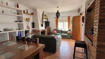 Smart-TV, Kamin, Bücher, Arbeitsbereiche