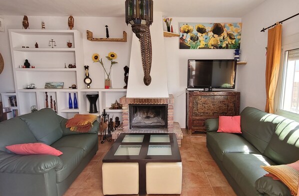 Smart TV, fireplace, books, offices