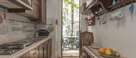 Køleskab, mikrobølgeovn, kogeplade, opvaskemaskine