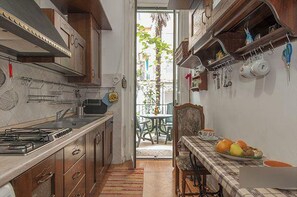 Kühlschrank, Mikrowelle, Herdplatte, Geschirrspüler