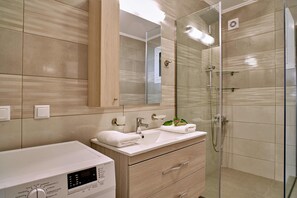 Shower, free toiletries, hair dryer, towels - Lake View Suites (Apokoronas)