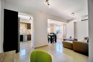 Premium bedding, in-room safe, individually decorated - Lake View Suites (Apokoronas)