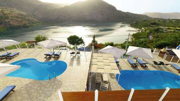 2 outdoor pools