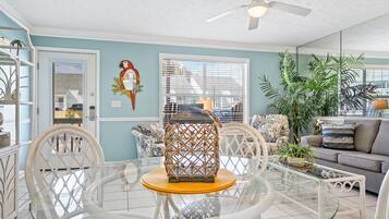 Condo, 1 Bedroom (B3) | In-room dining