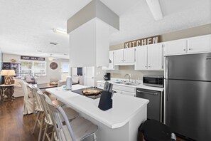 Condo, 2 Bedrooms (A5) | Dapur peribadi | Peti sejuk/penyejuk beku saiz penuh, ketuhar gelombang mikro, ketuhar 