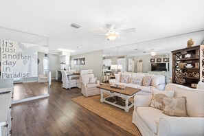 Condo, 2 Bedrooms (A5) | Ruang tamu | TV skrin rata 