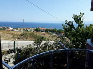 Apartamento standard, vista parcial para o mar | Vista da sacada