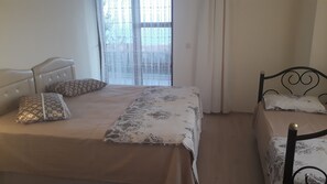 Apartamento standard, vista para o jardim, no jardim | Roupas de cama premium, escrivaninha, ferros/tábuas de passar roupa