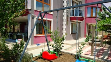 Children’s play area – outdoor