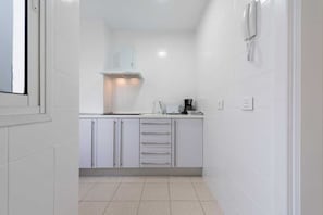 Een koelkast, een microgolfoven, een kookplaat