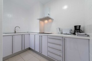 Jääkaappi, mikroaaltouuni, liesi, kahvin-/teenkeitin