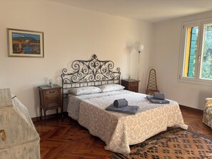 3 dormitorios, tabla de planchar con plancha, wifi gratis y ropa de cama