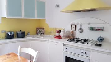 Geschirrspüler, Wasserkocher mit Kaffee-/Teezubehör