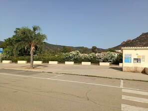 Property grounds - always on foot 3 min to the beach center with double terrace (Tertenia)