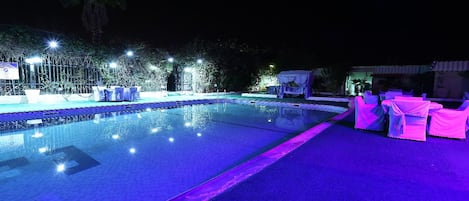 Piscine extérieure, parasols de plage, chaises longues