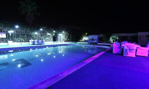 Piscine extérieure, parasols de plage, chaises longues