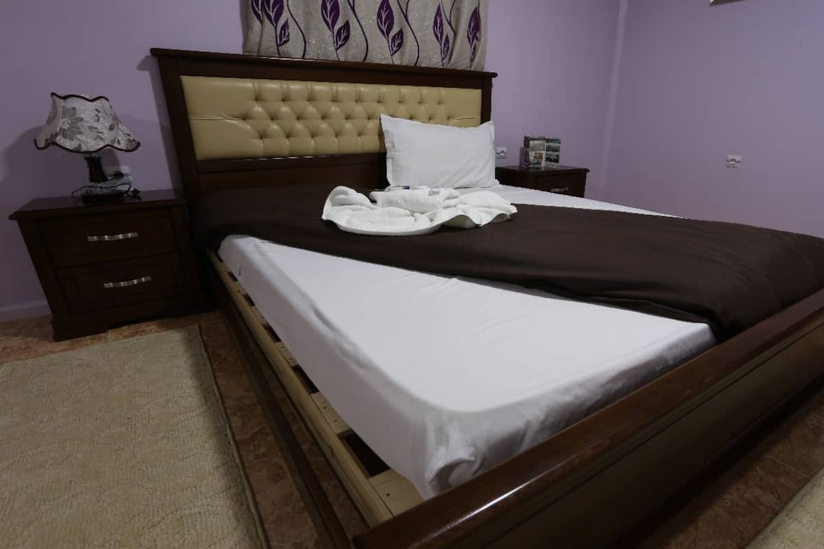Executive Suite | Minibar, desk, blackout drapes, WiFi (free)