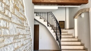 A staircase with a curved design, a wooden ceiling, and a stone wall. - S171 - Sirolo, wonderful studio in the center (Sirolo)