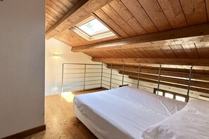 1 bedroom, bed sheets