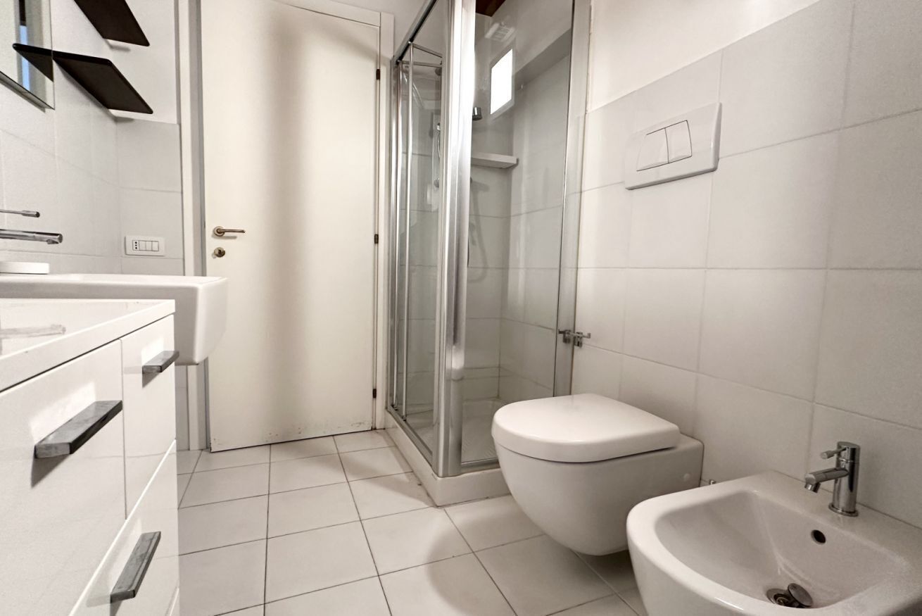 Shower, bidet, towels