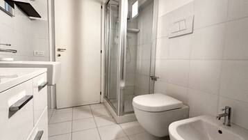 Shower, bidet, towels