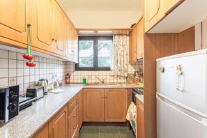 Refrigerador, microondas, horno y cafetera y tetera