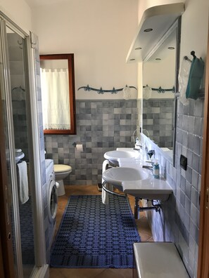 Een douche, een haardroger, een bidet, handdoeken