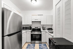 Kjøleskap, mikrobølgeovn, ovn og kokeplater