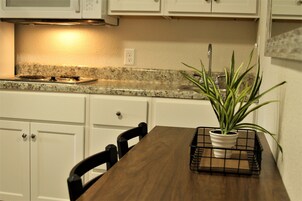 套房, 2 张大床 | 私人厨房 | 大冰箱、炉灶、茶具/咖啡用具