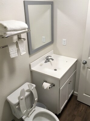 وحدات دش مع أحواض استحمام، مناشف