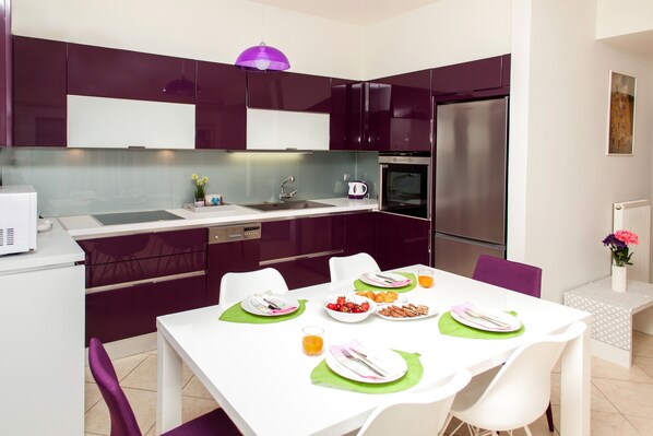 Fridge, microwave, oven, stovetop