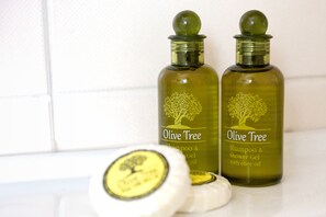 Vasca, asciugacapelli, asciugamani, sapone