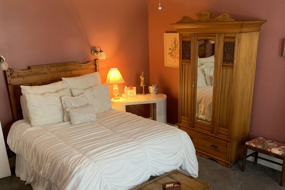 Idylls of An Author - Pier House | Egyptian cotton sheets, premium bedding, soundproofing