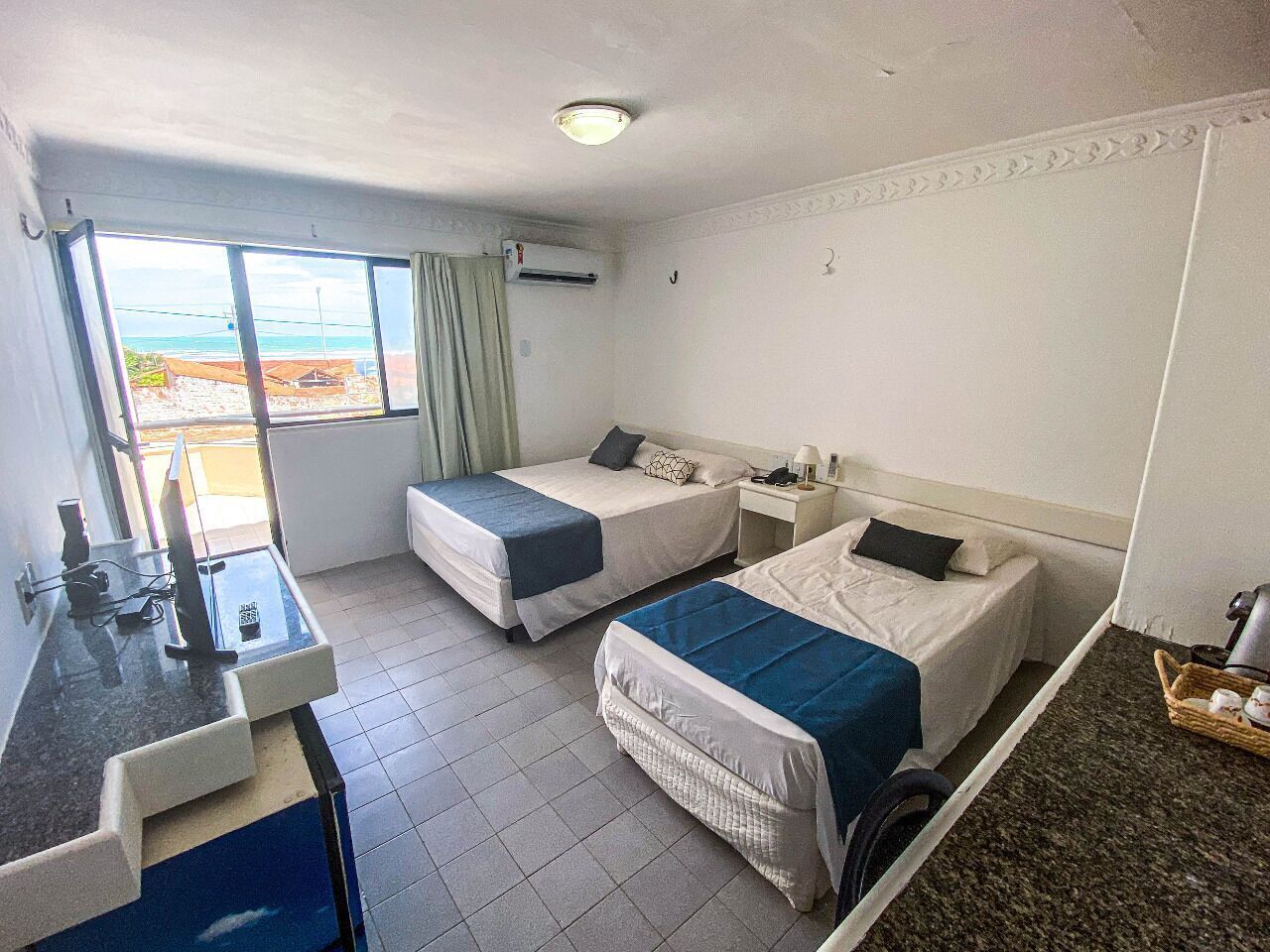 Espacio para trabajar con laptop, wifi gratis y ropa de cama 