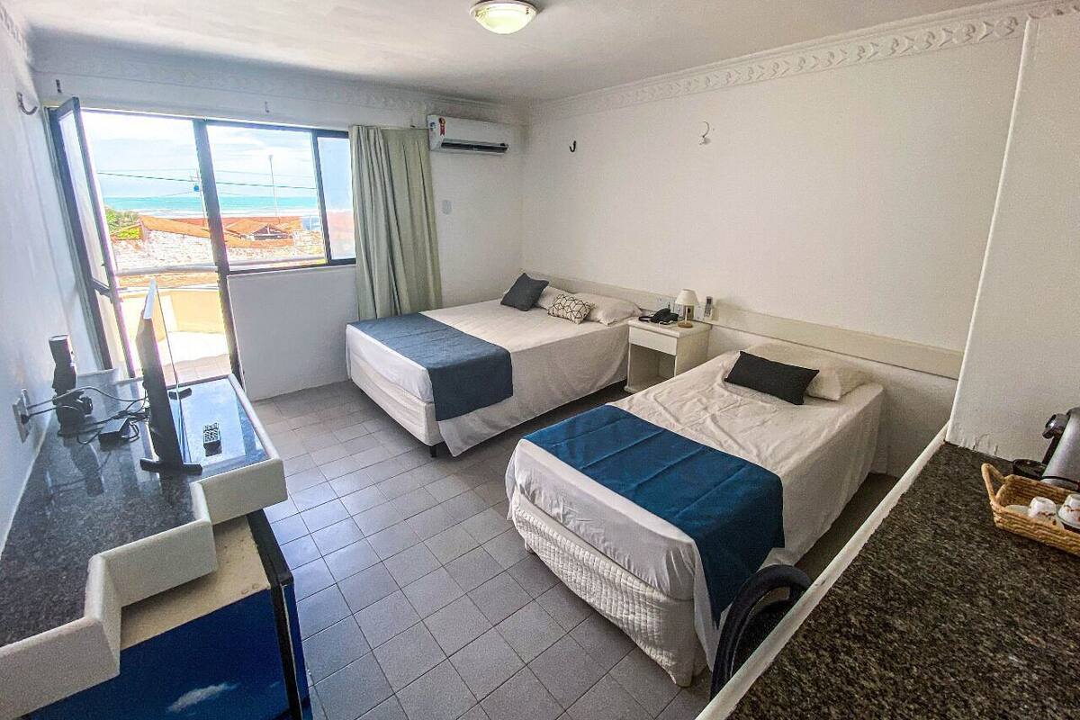 Espacio para trabajar con laptop, wifi gratis y ropa de cama