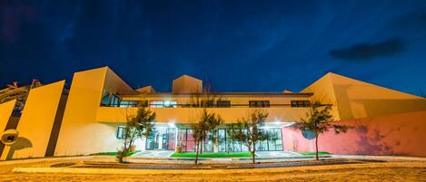 Façade de lâhĂ©bergement â soirĂ©e/nuit